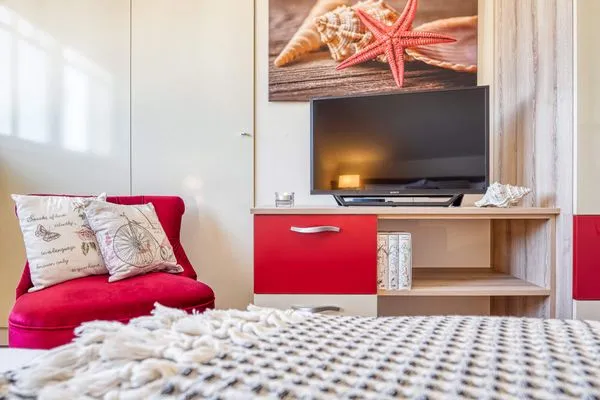 Blick zum TV und Sessel im Schlafzimmer Neue Reihe Neue Reihe 28 - Wohnung Vogelnest