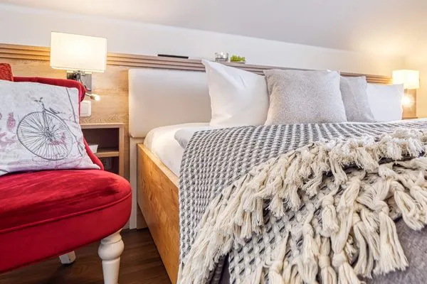 Doppelbett und Nachtleuchten Neue Reihe Neue Reihe 28 - Wohnung Vogelnest