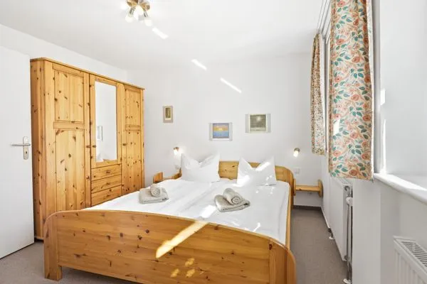 Schlafzimmer mit Doppelbett Achtern Diek Achtern Diek 13a - Wohnung 2