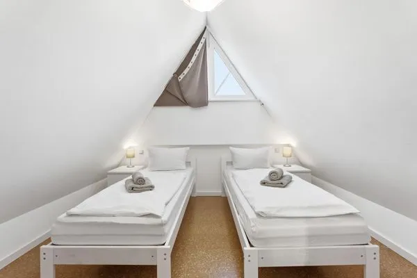 Schlafzimmer mit zwei Einzelbetten und TV  Rosenberg-Siedlung 21a/2