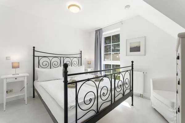 Schlafzimmer mit Doppelbett  Rosenberg-Siedlung 21a/2
