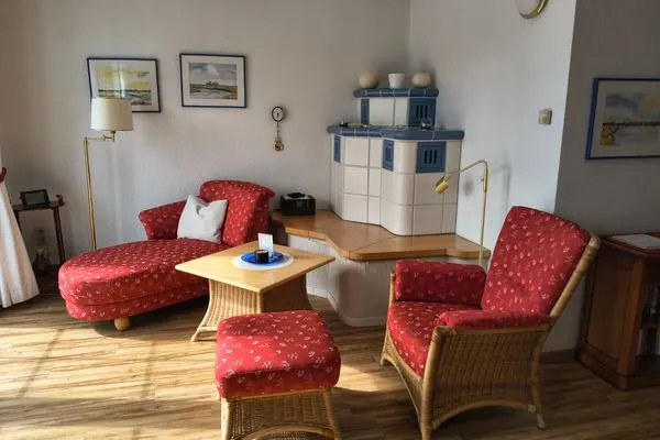 Wohnzimmer mit Sessel und Relaxliege  Wohnung Giesen