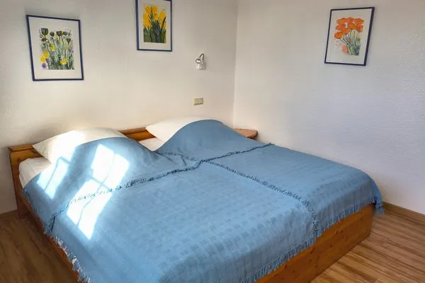 Schlafzimmer mit Doppelbett  Wohnung Giesen