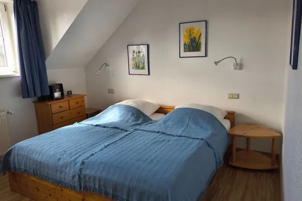 Schlafzimmer mit Doppelbett  Wohnung Giesen