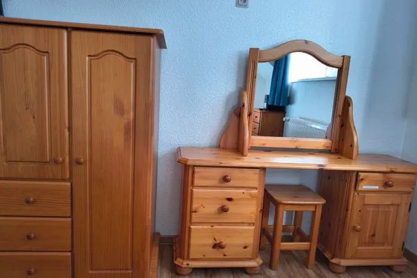 Schminktisch und Kleiderschrank im Schlafzimmer  Wohnung Giesen