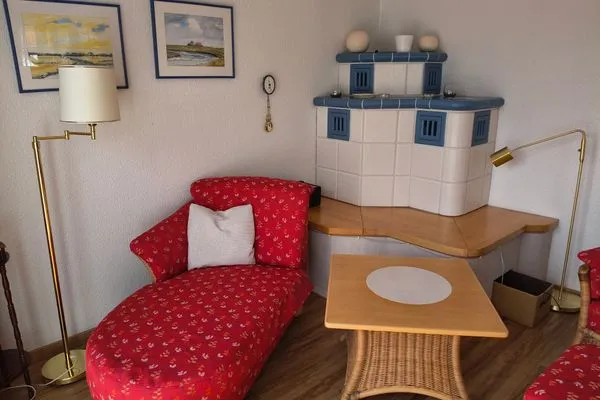 Relaxliege und elektrischer Kachelofen  Wohnung Giesen