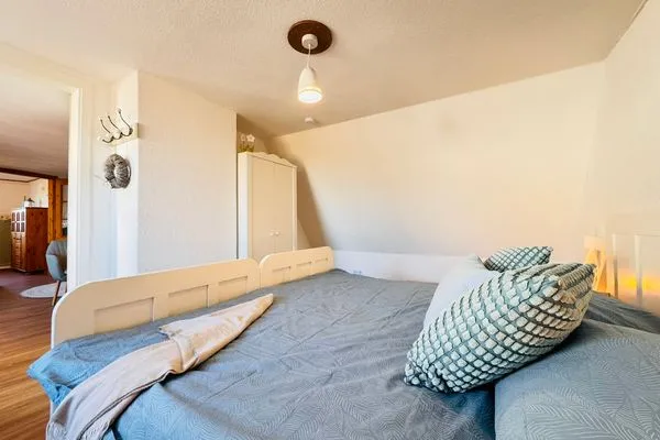 Schlafzimmer mit 2 zusammengeschobenen Einzelbetten und Meerblick  Nordkiek No. 8