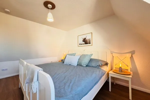 Schlafzimmer mit 2 zusammengeschobenen Einzelbetten und Meerblick  Nordkiek No. 8