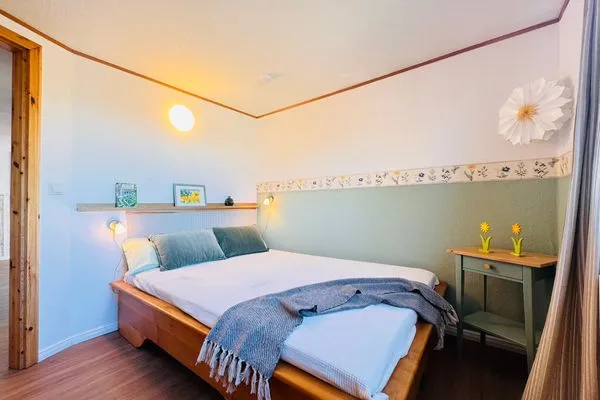 Schlafzimmer mit Doppelbett (140 x 200 cm)  Nordkiek No. 8