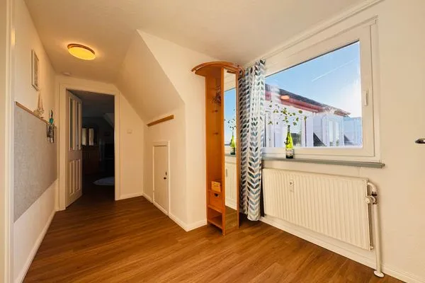 Flur mit Garderobe und Blick auf den Balkon  Nordkiek No. 8