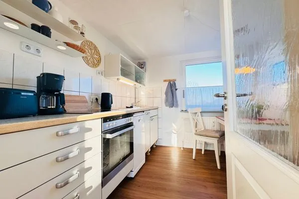 Küche mit Geschirrspüler, Backofen, Kaffeemaschine, Wasserkocher, Toaster  Nordkiek No. 8