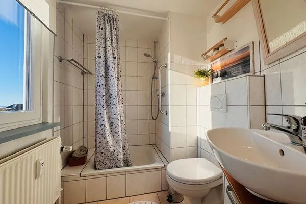 Bad mit Dusche, WC, Fenster, Waschbecken  Nordkiek No. 8