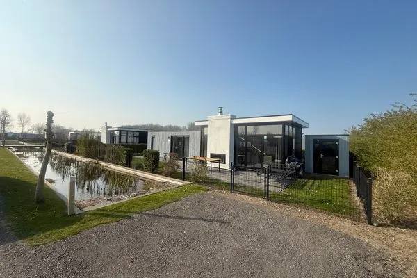  EuroParcs Bad Meersee Chalet Küstenzeit mit Zaun Haus Nr. 97