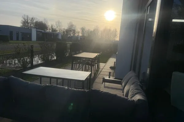 EuroParcs Bad Meersee Chalet Küstenzeit mit Zaun Haus Nr. 97