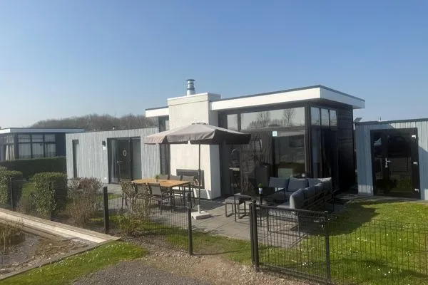  EuroParcs Bad Meersee Chalet Küstenzeit mit Zaun Haus Nr. 97