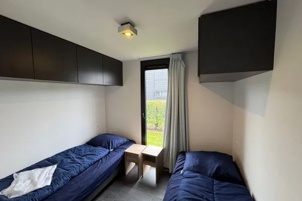  EuroParcs Bad Meersee Chalet Küstenzeit mit Zaun Haus Nr. 97