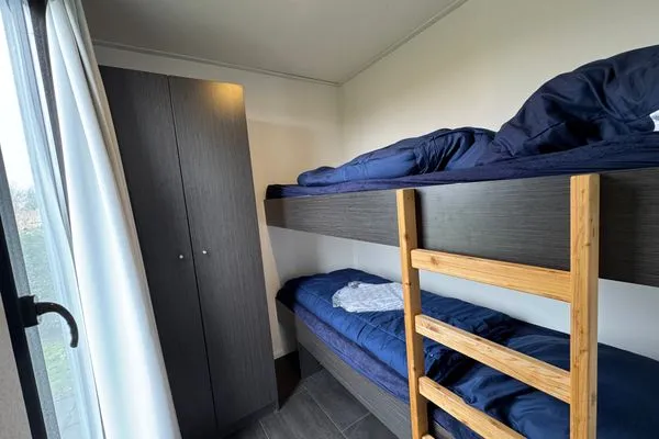  EuroParcs Bad Meersee Chalet Küstenzeit mit Zaun Haus Nr. 97