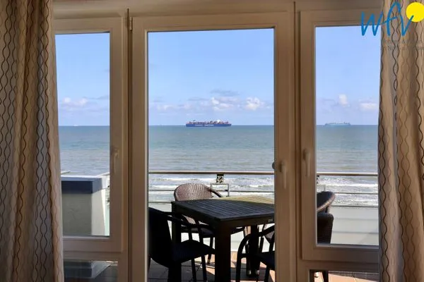 Wohnzimmer mit Blick auf Balkon und Meer Kaiserhof Ferienwohnung 314