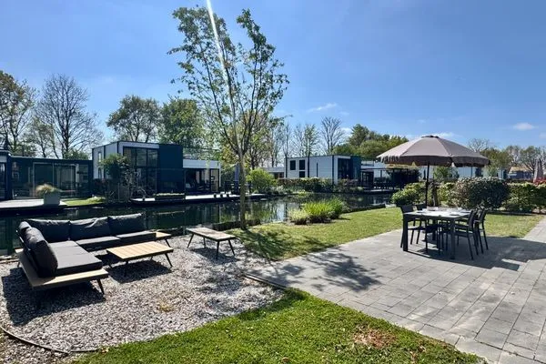  EuroParcs Bad Hoophuizen Chalet Glücksort mit Zaun Haus Nr Water03