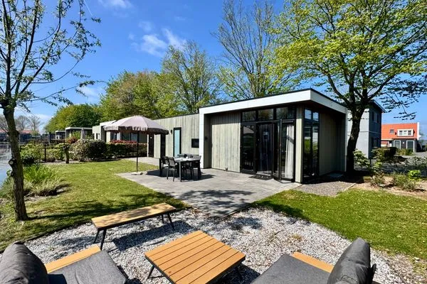  EuroParcs Bad Hoophuizen Chalet Glücksort mit Zaun Haus Nr Water03