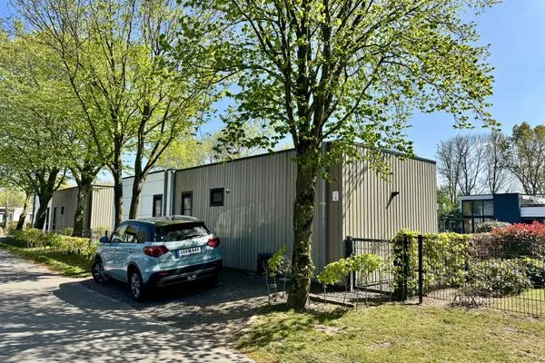  EuroParcs Bad Hoophuizen Chalet Glücksort mit Zaun Haus Nr Water03