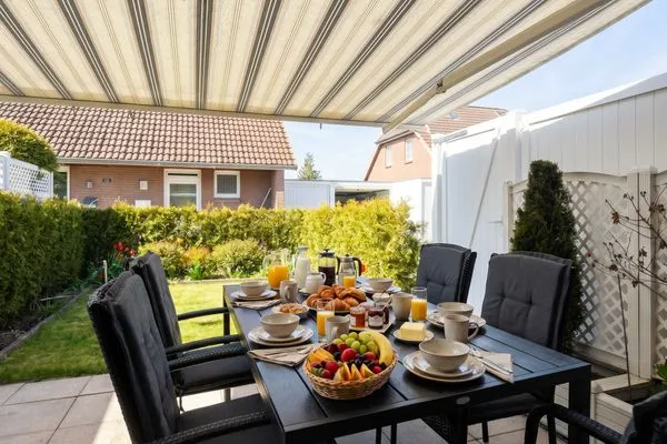 Terrasse mit Gartenmöbeln  Küstenperle Haffkrug - dein Platz am Meer