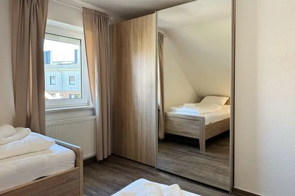 Kleiderschrank mit Ganzkörperspiegel  Küstenperle Haffkrug - dein Platz am Meer