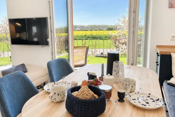 Essbereich mit Terrassenzugang und Ausblick  Ferienhaus Landliv Stuuv