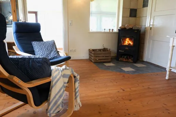 Wohnzimmer mit Kaminofen (Feuerholz inkl.)  Ferienhaus Hedwigsblick