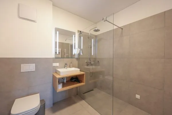 Badezimmer 2, Dusche und WC  Mountain Lodge by Alpenidyll Apartments