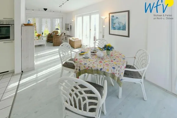 Essbereich Haus vorm Riff Ferienwohnung Memmertfeuer