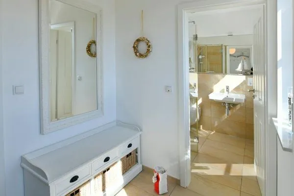 Flur und Bad Landhaus Ostdüne Ferienwohnung Dünenmeer