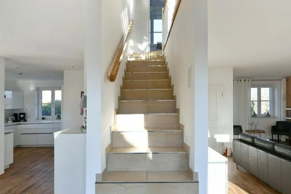 Treppe nach oben Landhaus Ostdüne Ferienwohnung Dünenmeer