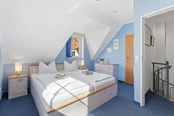 Schlafzimmer mit Doppelbett Am Deich Am Deich Haus 24