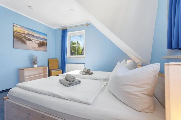 Schlafzimmer mit Doppelbett Am Deich Am Deich Haus 24