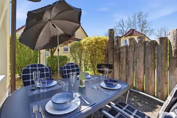 Terrasse mit Sonnenschirm und Grill Am Deich Am Deich Haus 24