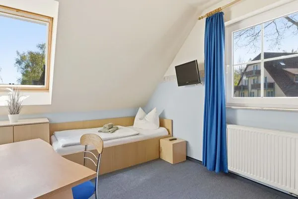 Schlafzimmer mit zwei Einzelbetten und TV Am Deich Am Deich Haus 24