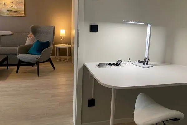 Ferienwohnung Kroonkieker Ostseebad Wustrow - ZweiWasser Alte Seefahrtschule Schreibtisch im Wohnzimmer  Kroonkieker