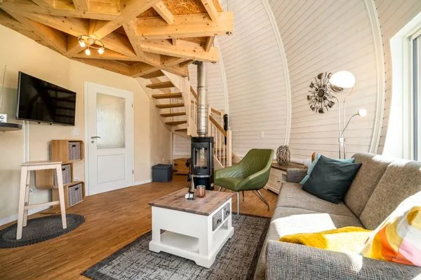 Ferienhaus Tamika am Tollensesee - Wohnbereich mit Kamin  Tamika