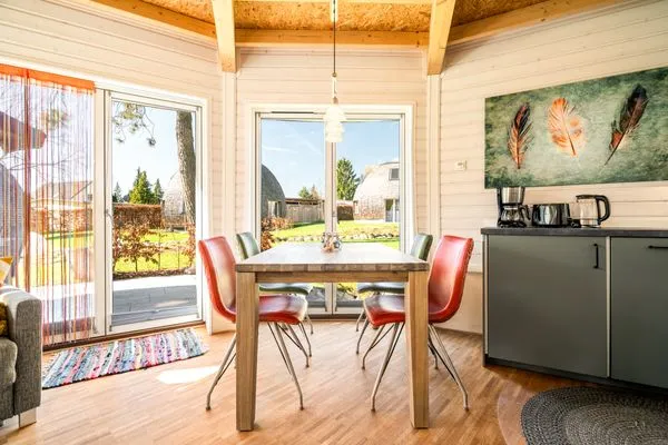 Ferienhaus Tamika am Tollensesee - Essbereich mit Blick in den Garten  Tamika