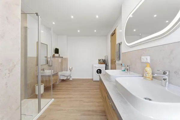 Badezimmer mit Dusche, Waschmaschine und WC im 1. OG  Kuttels Koje