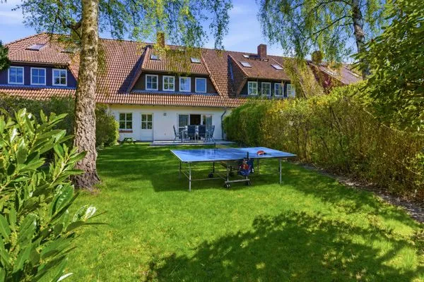 Blick aus dem Garten mit Tischtennisplatte  Kuttels Koje