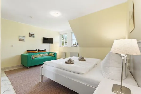 Schlafzimmer mit Doppelbett und TV im 1. OG  Kuttels Koje