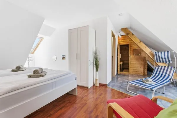 Schlafzimmer mit Doppelbett und Sauna im DG  Kuttels Koje