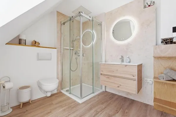 Badezimmer mit Dusche und WC im DG  Kuttels Koje