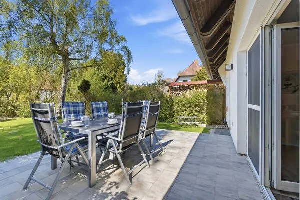 Terrasse mit Esstisch, Grill und Garten  Kuttels Koje
