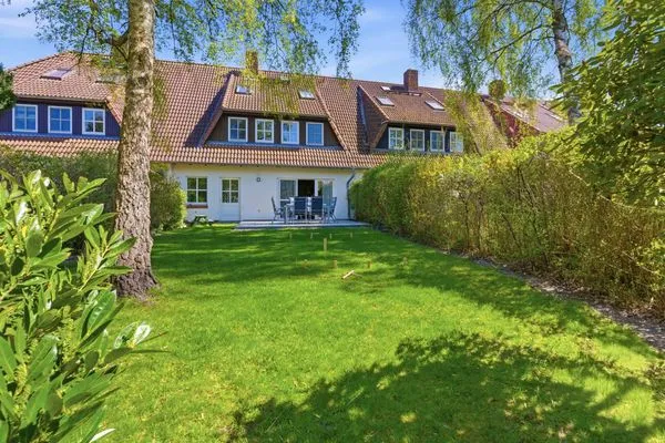Blick aus dem Garten zur Terrasse  Kuttels Koje