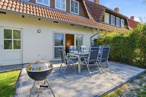 Terrasse mit Grill und Esstisch  Kuttels Koje