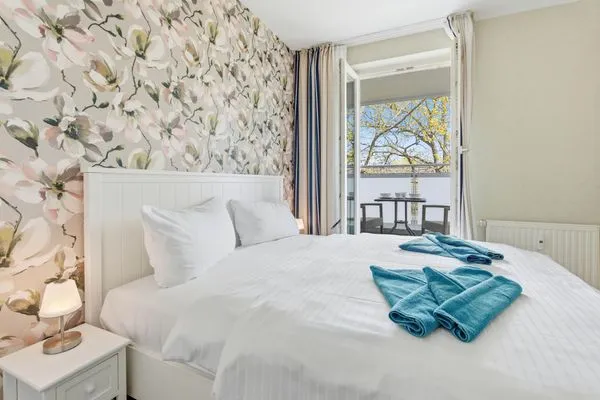 Schlafzimmer mit Doppelbett und Balkon  Haus Seeblick Wohnung 326
