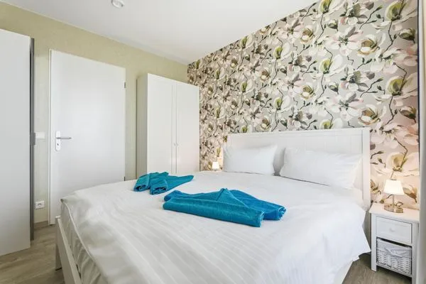 Schlafzimmer mit Doppelbett und Kleiderschrank  Haus Seeblick Wohnung 326